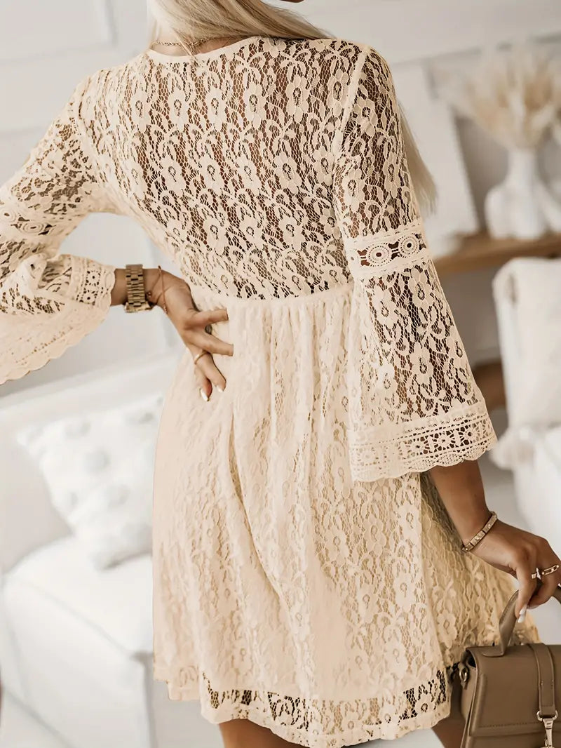 Elegantes Kleid mit kontrastierender Spitze und V-Ausschnitt