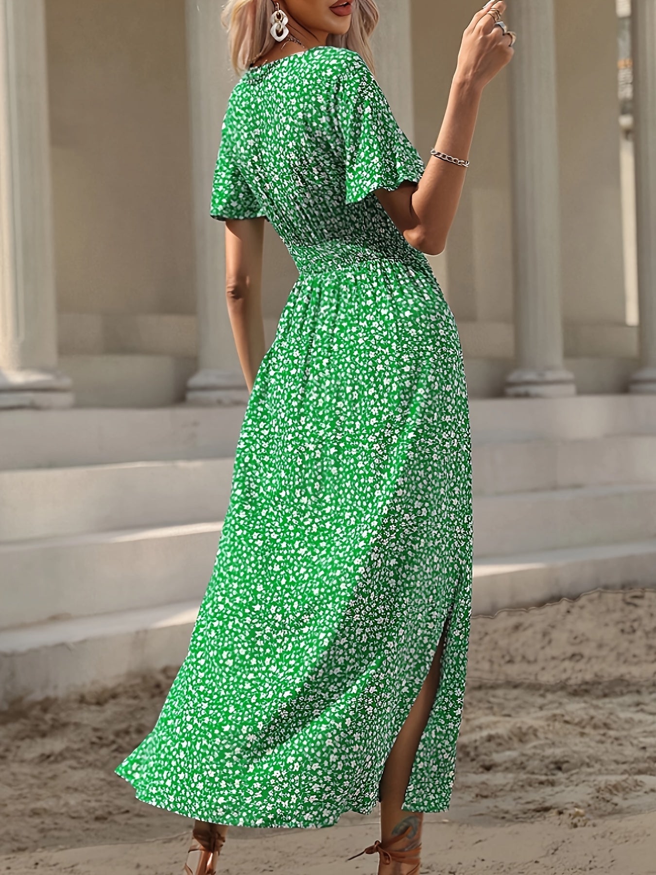 Florales Midikleid mit V-Ausschnitt und Schlitz, kurzärmeliges Urlaubskleid