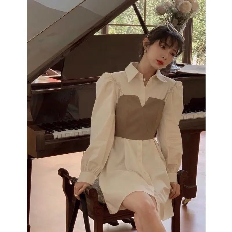 Elegantes langärmeliges Kleid mit Bindegürtel