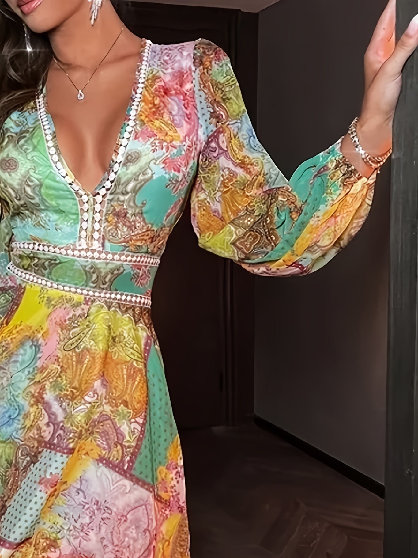 Elegantes Rotes Midikleid mit geometrischem Muster und Gürtel